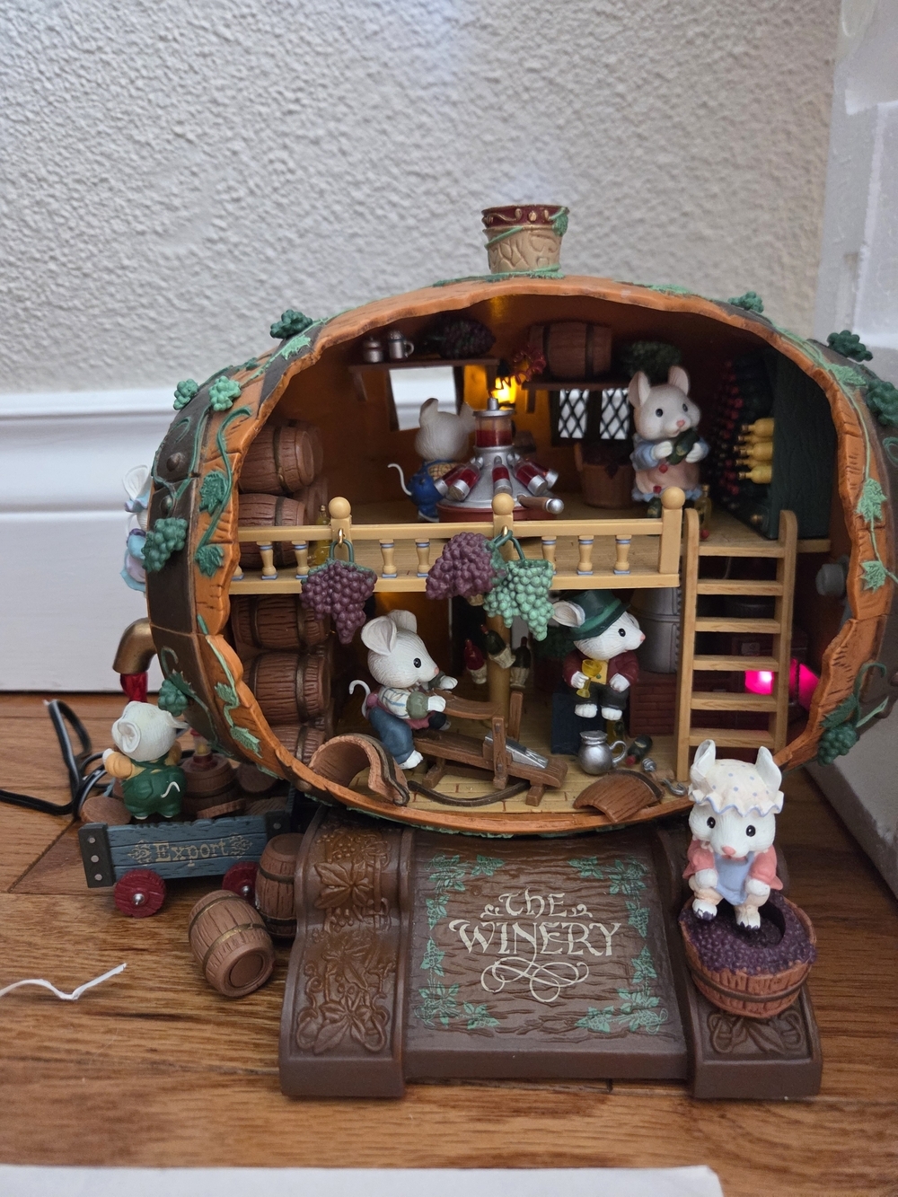 Vintage Enesco Winery Scene Figurine with Green, Brown and Purple Details - Picture 4 of 8
